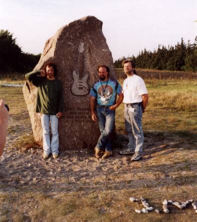 Photo mit Randy Hansen am Hendrix Gedenkstein auf Fehmarn